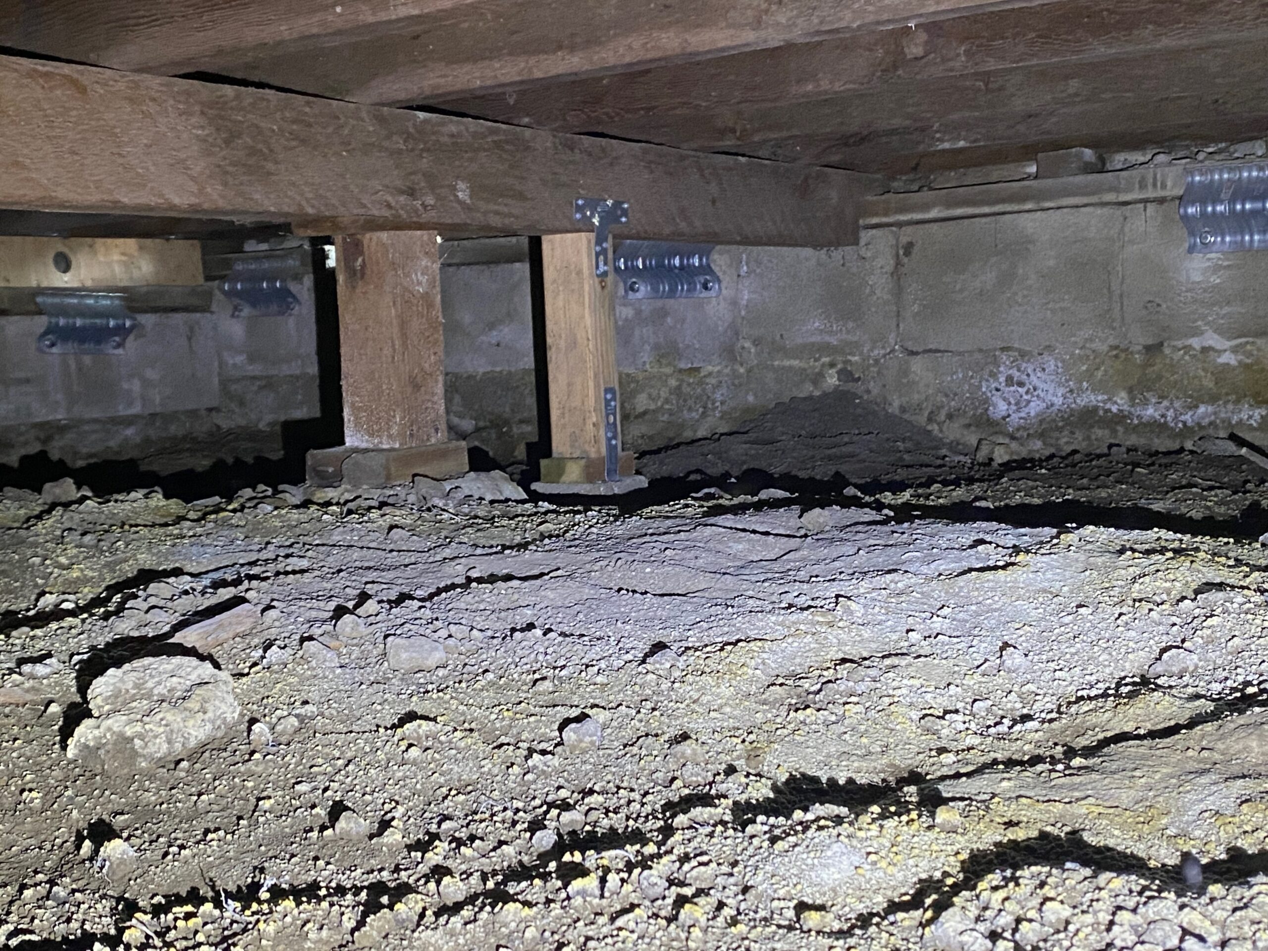 Crawlspace foundation with seismic brackets